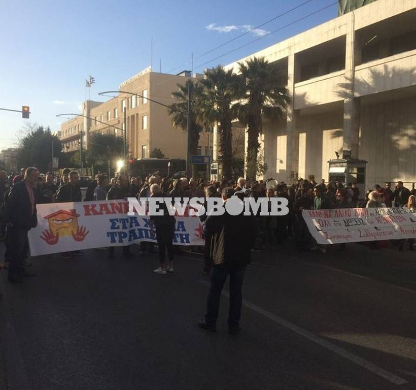Μέλη της ΛΑΕ έξω από τη ΓΑΔΑ - Διαμαρτύρονται για τις συλλήψεις