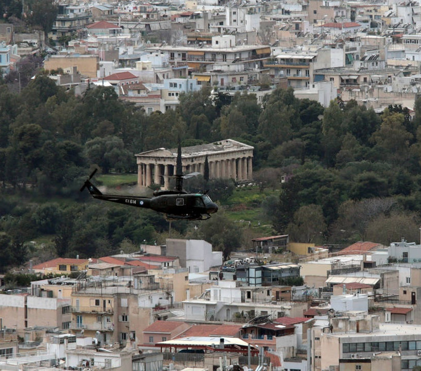 Εντυπωσιακές εικόνες από την πτήση μαχητικών αεροσκαφών πάνω από την Αθήνα