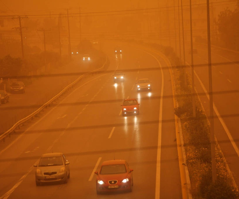 ΠΡΟΣΟΧΗ: Η αφρικανική σκόνη επιστρέφει και θα «πνίξει» σχεδόν όλη τη χώρα! (pics)