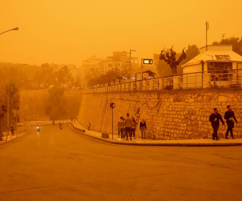 Καιρός - Η μανία της φύσης χτυπά την Ελλάδα: Στο Βορρά χιόνια και στο Νότο σκόνη