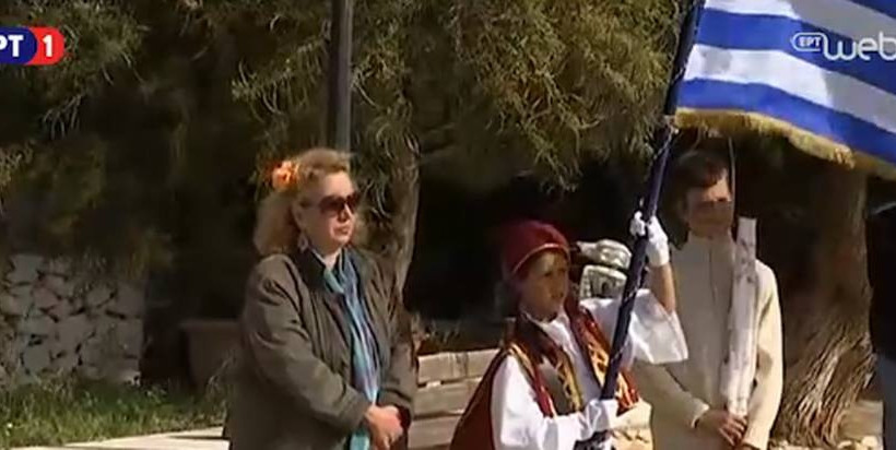 Συγκίνηση: Ο 8χρονος σημαιοφόρος που έκανε μόνος του παρέλαση στους Αρκιούς (photos)