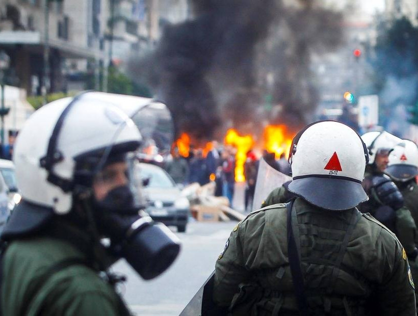 Πειραιάς: Σοβαρά επεισόδια οπαδών του Ολυμπιακού με ΜΑΤ λόγω... Τσακαλώτου! (pics)