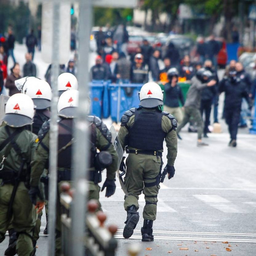 Πειραιάς: Σοβαρά επεισόδια οπαδών του Ολυμπιακού με ΜΑΤ λόγω... Τσακαλώτου! (pics)