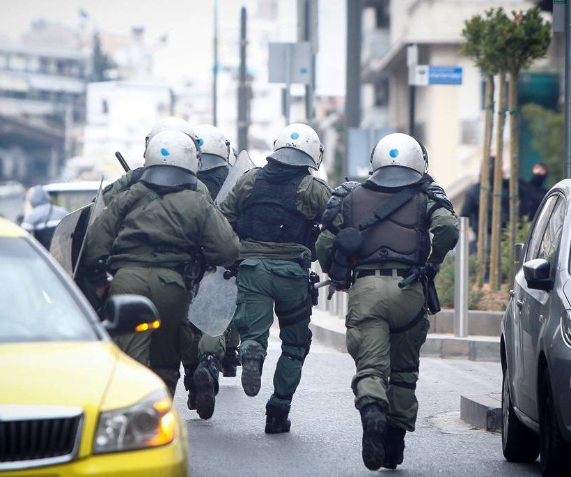 Πειραιάς: Σοβαρά επεισόδια οπαδών του Ολυμπιακού με ΜΑΤ λόγω... Τσακαλώτου! (pics)