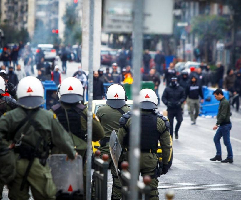 Πειραιάς: Σοβαρά επεισόδια οπαδών του Ολυμπιακού με ΜΑΤ λόγω... Τσακαλώτου! (pics)