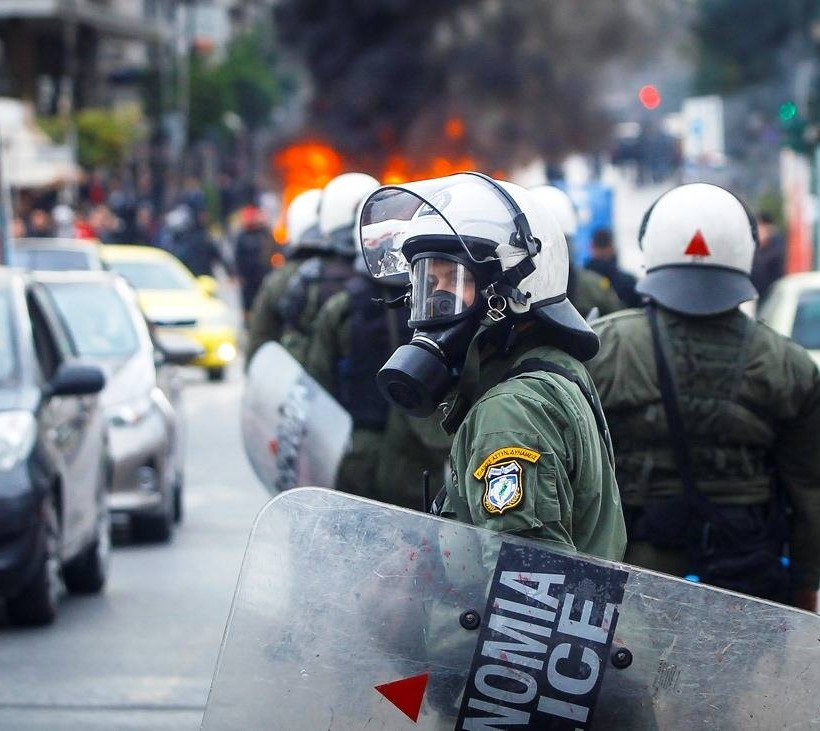 Πειραιάς: Σοβαρά επεισόδια οπαδών του Ολυμπιακού με ΜΑΤ λόγω... Τσακαλώτου! (pics)