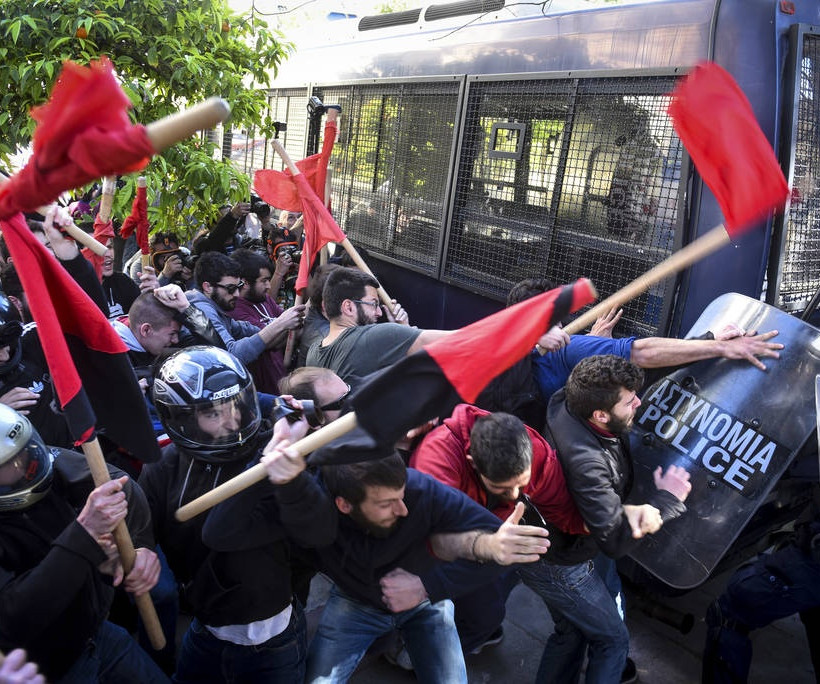 Πανεκπαιδευτικό συλλαλητήριο: Ένταση ΤΩΡΑ στο κέντρο της Αθήνας