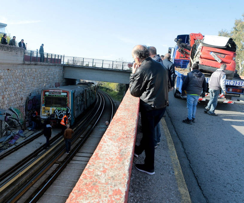 Εικόνες - σοκ στην Κηφισιά: Αυτοκίνητο έπεσε από γέφυρα στις γραμμές του ηλεκτρικού σιδηροδρόμου