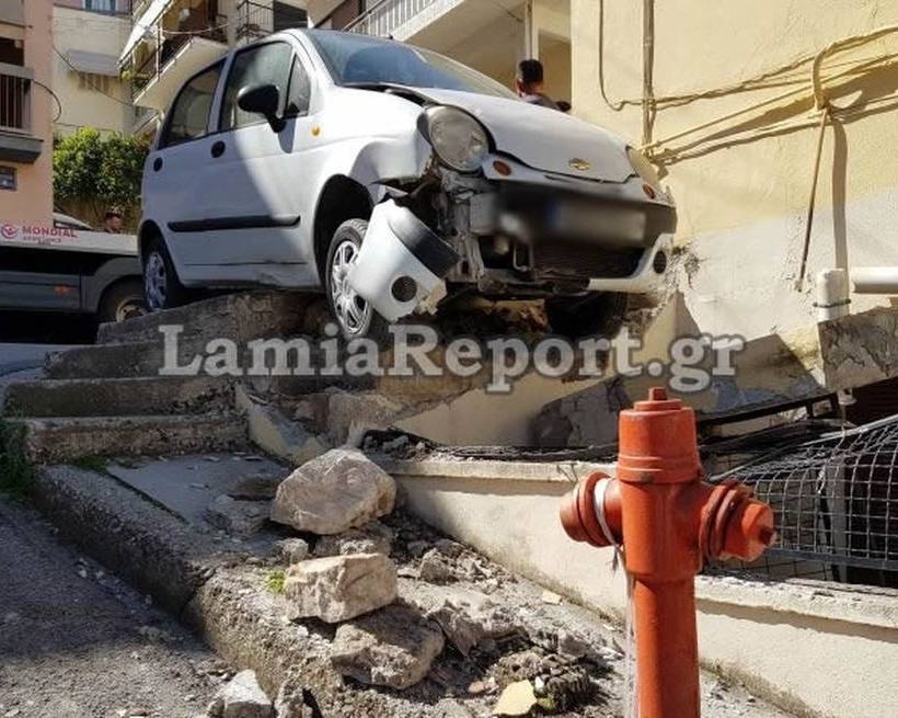 Απίστευτες εικόνες στη Λαμία: Αυτοκίνητο «καρφώθηκε» σε πολυκατοικία