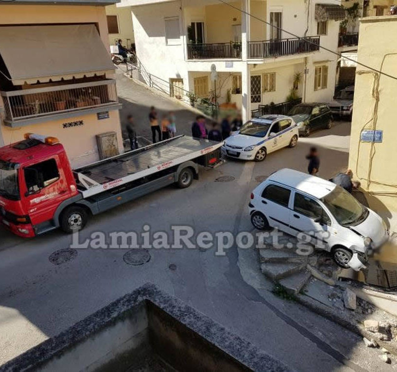Απίστευτες εικόνες στη Λαμία: Αυτοκίνητο «καρφώθηκε» σε πολυκατοικία