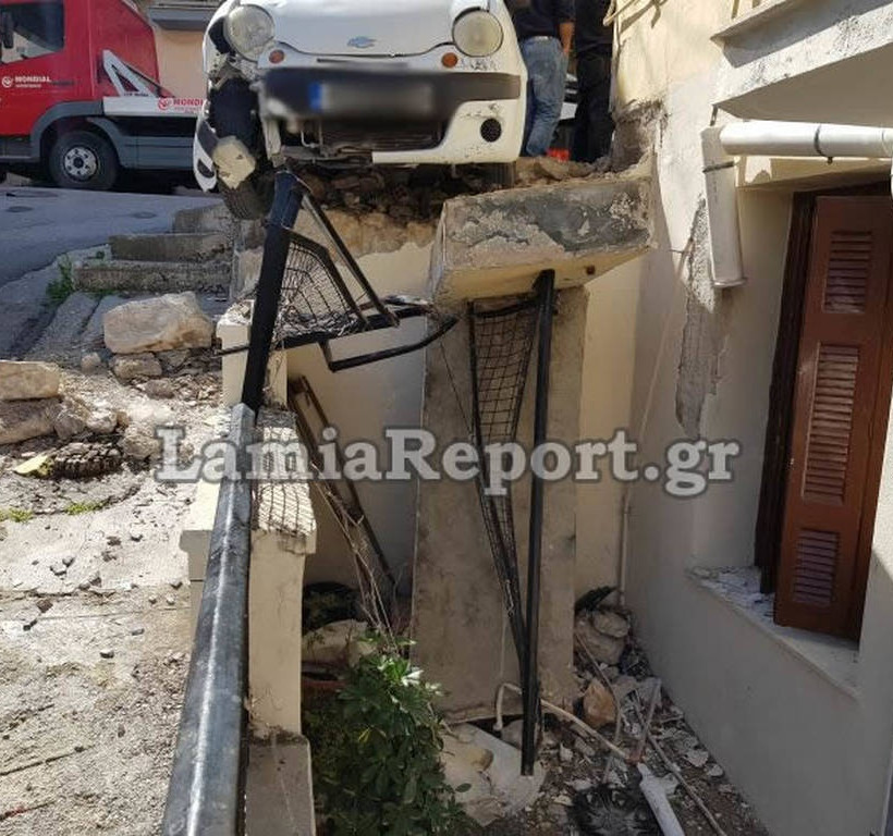Απίστευτες εικόνες στη Λαμία: Αυτοκίνητο «καρφώθηκε» σε πολυκατοικία
