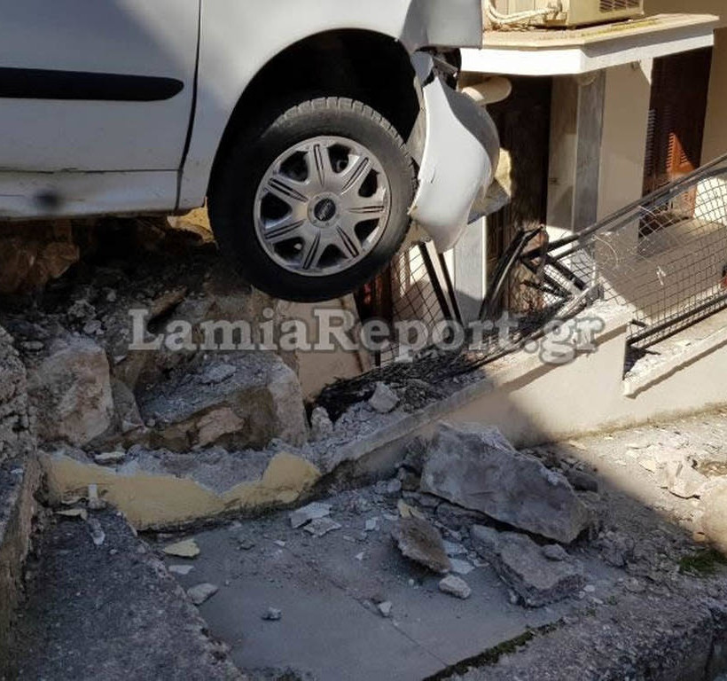 Απίστευτες εικόνες στη Λαμία: Αυτοκίνητο «καρφώθηκε» σε πολυκατοικία