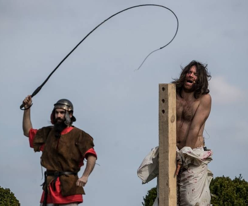 Συγκλονιστικές εικόνες: Η αναπαράσταση του Θείου Δράματος στο Πάσχα των Καθολικών