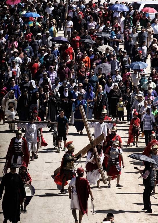 Συγκλονιστικές εικόνες: Η αναπαράσταση του Θείου Δράματος στο Πάσχα των Καθολικών