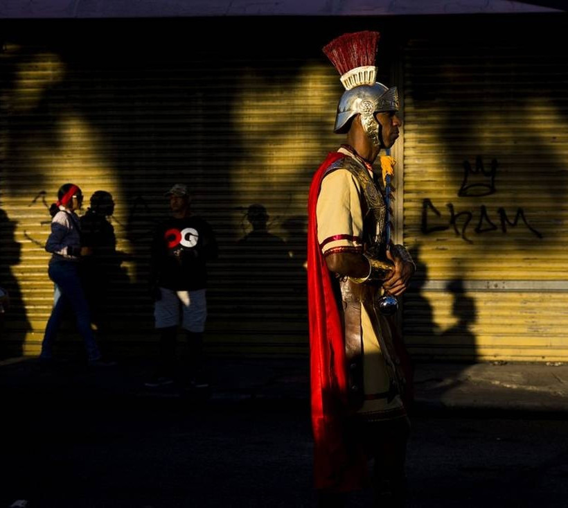 Συγκλονιστικές εικόνες: Η αναπαράσταση του Θείου Δράματος στο Πάσχα των Καθολικών
