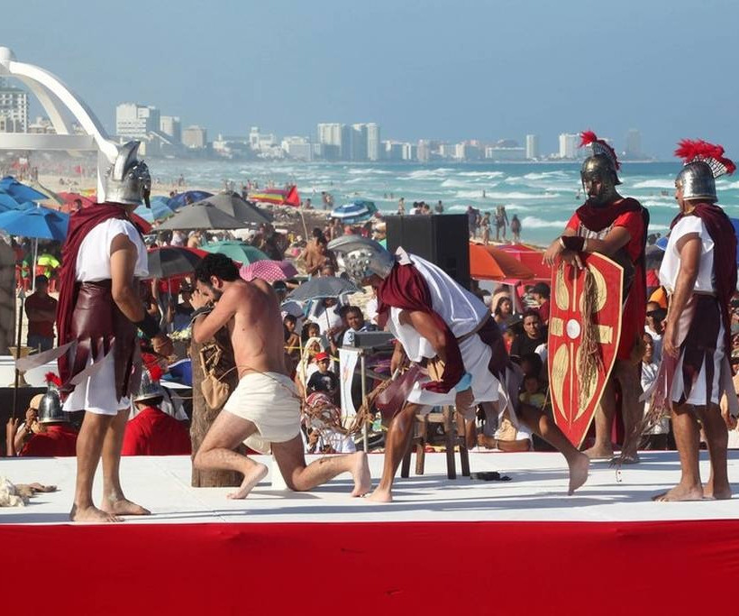 Συγκλονιστικές εικόνες: Η αναπαράσταση του Θείου Δράματος στο Πάσχα των Καθολικών