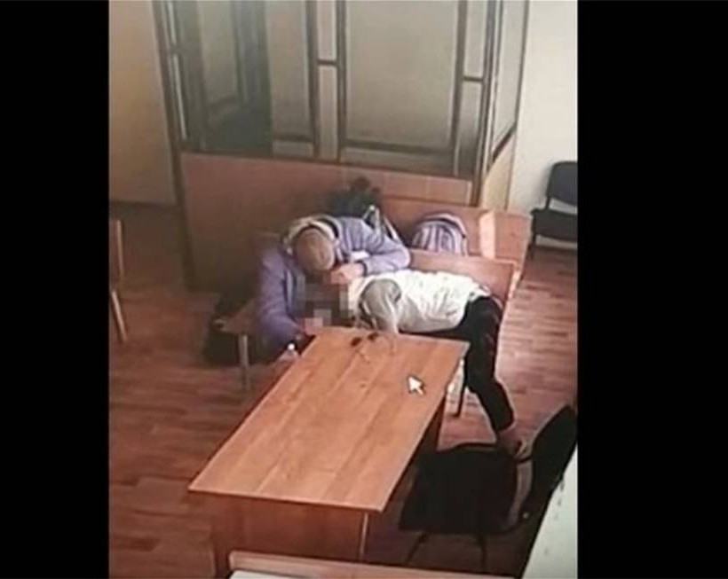 ΑΠΙΣΤΕΥΤΟ! Του έκανε στοματικό σεξ μέσα στο δικαστήριο – Η φωτογραφία… ντοκουμέντο