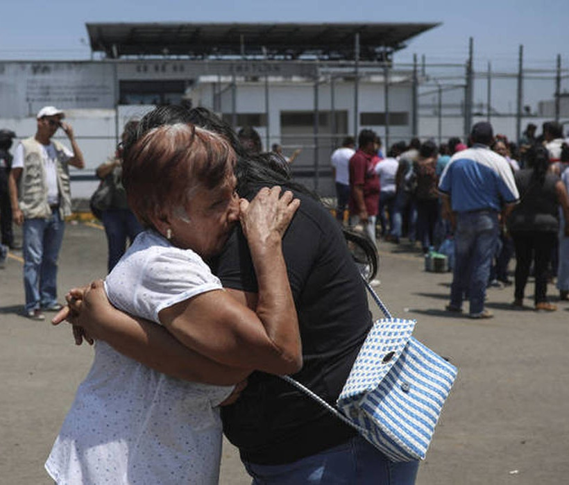 Εικόνες φρίκης: Κρατούμενοι σε φυλακή έκαψαν ζωντανούς έξι αστυνομικούς (ΠΡΟΣΟΧΗ! ΣΚΛΗΡΕΣ ΕΙΚΟΝΕΣ)