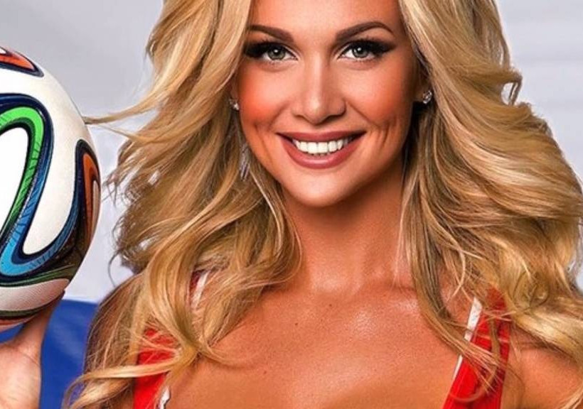 Η δίμετρη καλλονή του Πούτιν ξεσαλώνει στη Μύκονο (videos+pics)