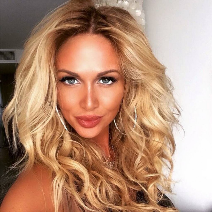 Η δίμετρη καλλονή του Πούτιν ξεσαλώνει στη Μύκονο (videos+pics)