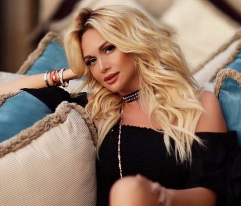 Η δίμετρη καλλονή του Πούτιν ξεσαλώνει στη Μύκονο (videos+pics)