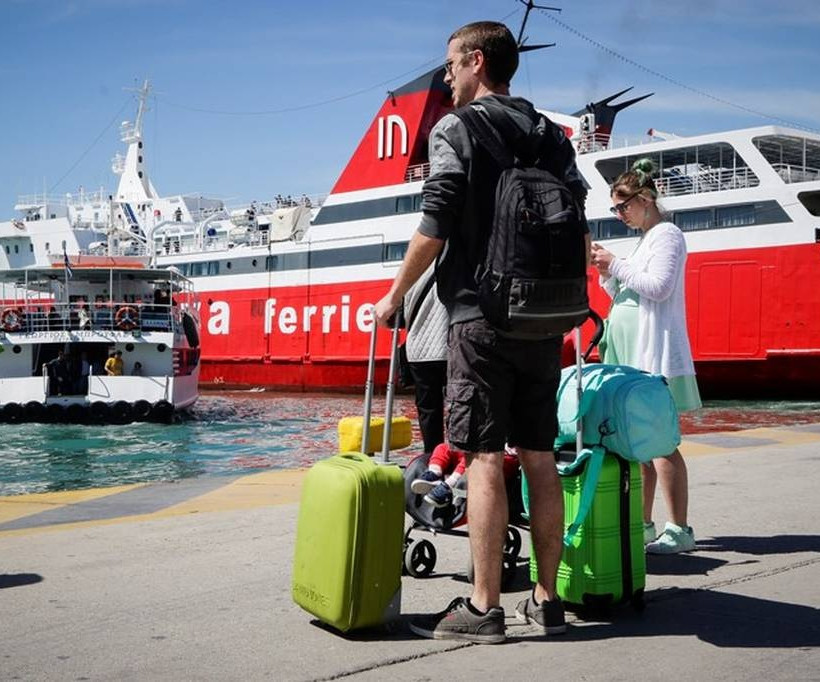 Πάσχα: Κύμα φυγής από την Αθήνα - «Βουλιάζουν» τα λιμάνια - Ποιοι δικαιούνται έκπτωση στα εισιτήρια