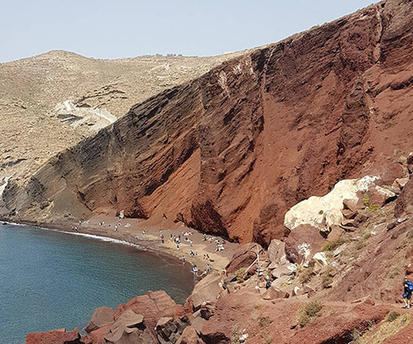 Συγκλονιστικές εικόνες: Η κατολίσθηση που άλλαξε δραματικά το τοπίο διάσημης παραλίας της Ελλάδας