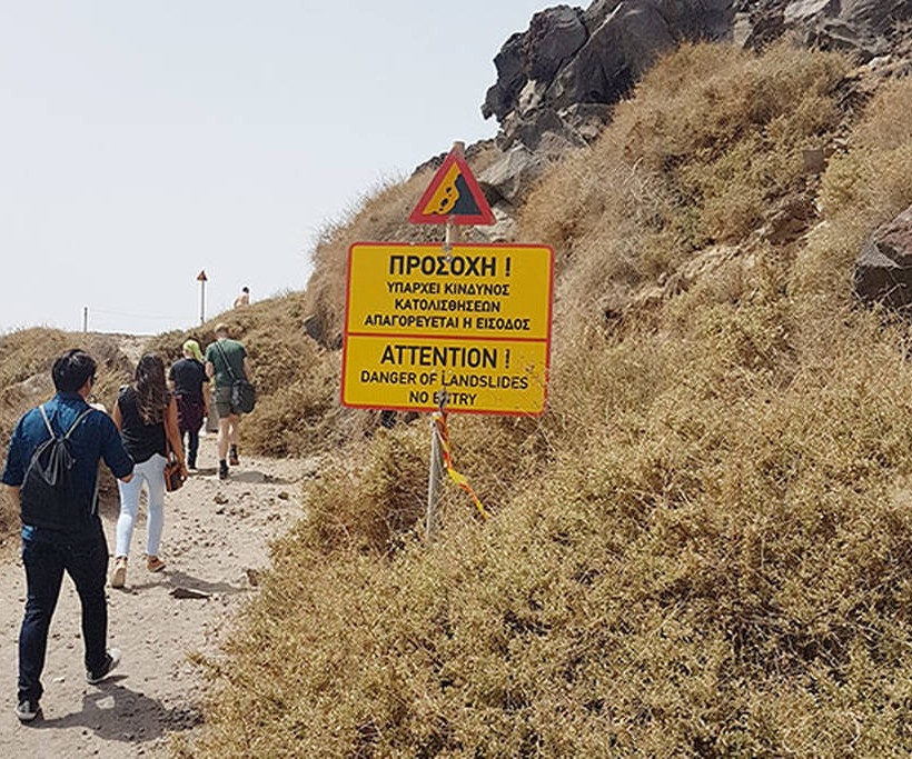 Συγκλονιστικές εικόνες: Η κατολίσθηση που άλλαξε δραματικά το τοπίο διάσημης παραλίας της Ελλάδας