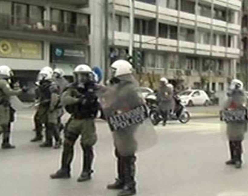 Επεισόδια στο κέντρο της Αθήνας κατά τη διάρκεια του αντιπολεμικού συλλαλητηρίου