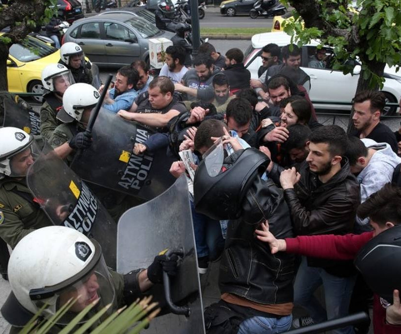 Επεισόδια στο κέντρο της Αθήνας κατά τη διάρκεια του αντιπολεμικού συλλαλητηρίου