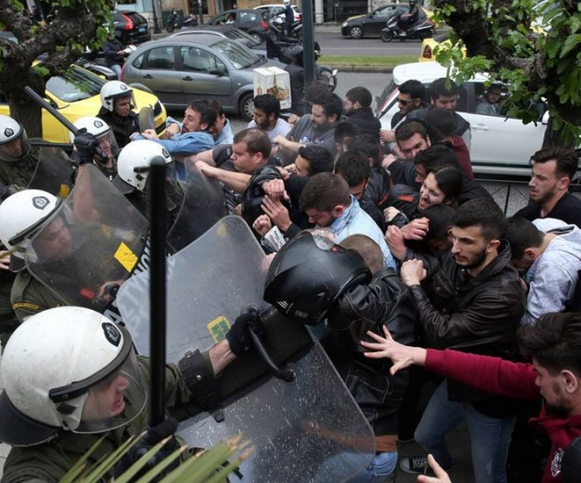 Επεισόδια στο κέντρο της Αθήνας κατά τη διάρκεια του αντιπολεμικού συλλαλητηρίου