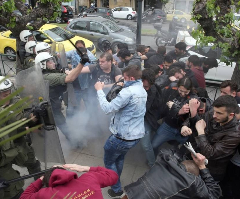 Επεισόδια στο κέντρο της Αθήνας κατά τη διάρκεια του αντιπολεμικού συλλαλητηρίου