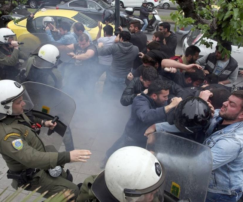 Επεισόδια στο κέντρο της Αθήνας κατά τη διάρκεια του αντιπολεμικού συλλαλητηρίου