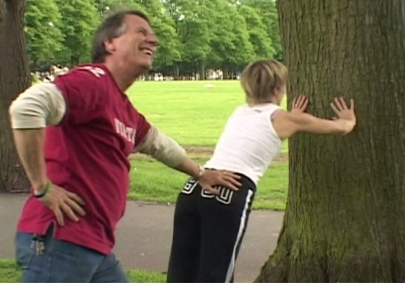 ΣΟΚ: Γνωστή παρουσιάστρια αποπλανούσε γυμνή ανήλικους στο δάσος! (vids+pics)