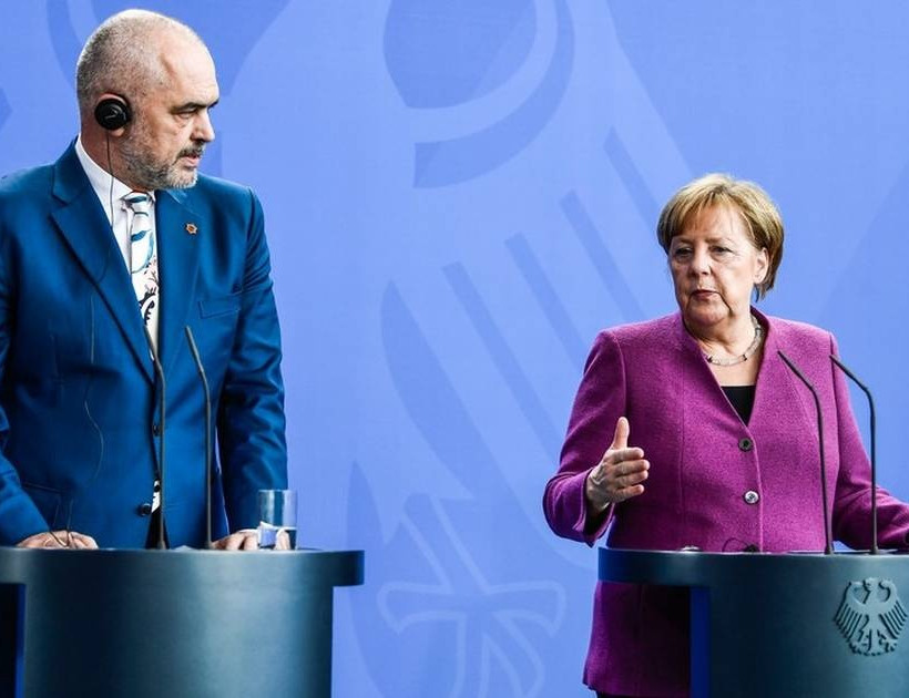 «Επίθεση φιλίας» από την Μέρκελ στην Αλβανία (Pics)