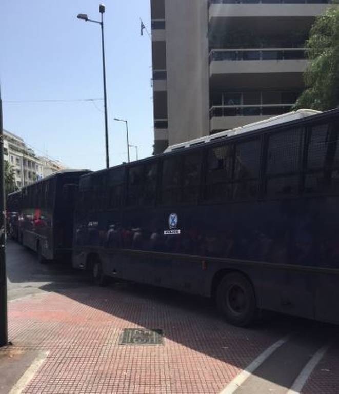 Πρωτομαγιά 2018: Αυτός είναι ο λόγος που οι Εύζωνες άλλαξαν… δρομολόγιο - Δείτε τις εικόνες