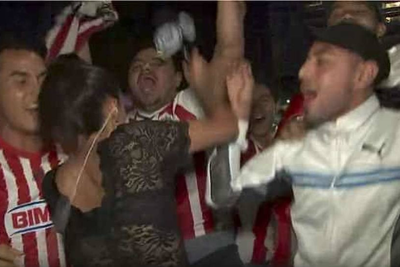 Οπαδός χούφτωσε ρεπόρτερ on air - Δείτε την αντίδραση της (vid)