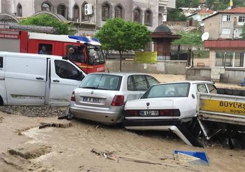 Εικόνες Αποκάλυψης στην Άγκυρα από τη σφοδρή κακοκαιρία: «Βούλιαξε» η πόλη – Τεράστιες καταστροφές