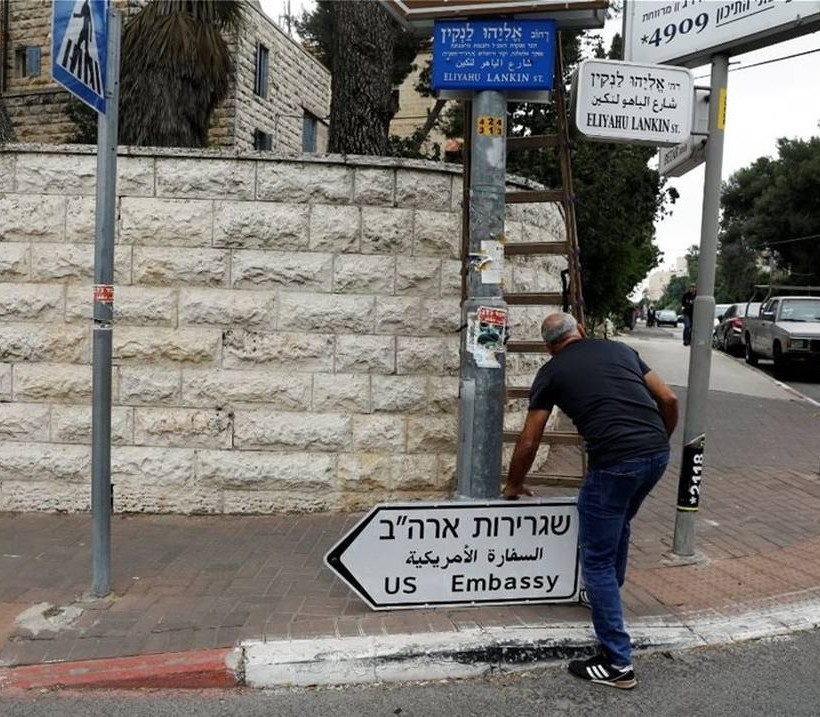 Από΄ δω πρεσβεία… ΗΠΑ! Μπήκαν οι πρώτες πινακίδες στην Ιερουσαλήμ (pics)