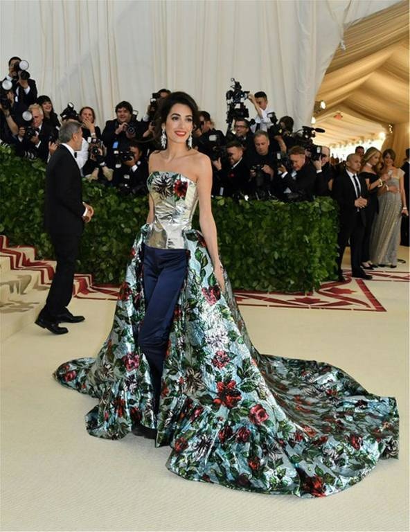 Met Gala: Διασημότητες, σταυροί και… φωτοστέφανα με «χρυσή» Καρντάσιαν και «Βασίλισσα» Ρίρι (pics)