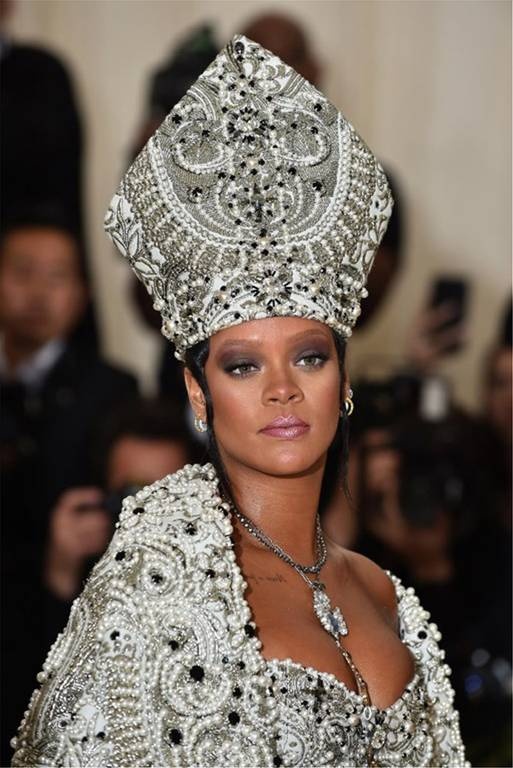 Met Gala: Διασημότητες, σταυροί και… φωτοστέφανα με «χρυσή» Καρντάσιαν και «Βασίλισσα» Ρίρι (pics)