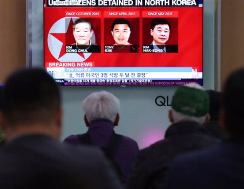 Ο Τραμπ κατάφερε το ακατόρθωτο: Απελευθέρωσε τους τρεις Αμερικανούς κρατουμένους στη Βόρεια Κορέα 