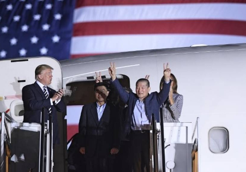 Ο Τραμπ καλωσόρισε στην πατρίδα τους τρεις Αμερικανούς που απελευθέρωσε ο Κιμ (video+pics)