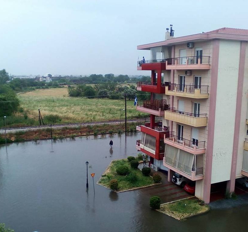 «Βούλιαξε» η Ξάνθη: «Ποτάμια» οι δρόμοι από την κακοκαιρία (photos&vid)