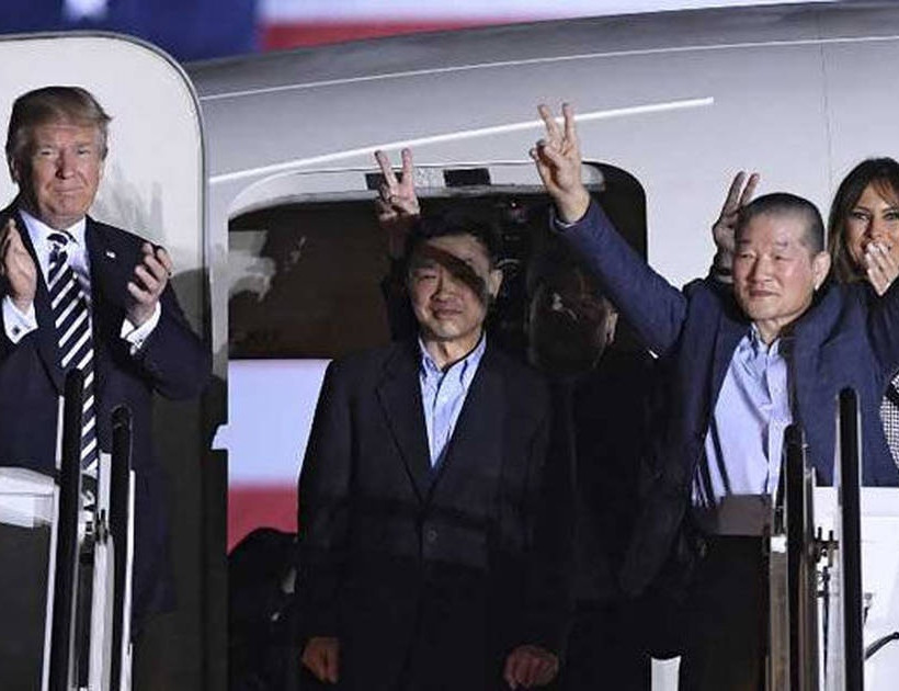 Ο Τραμπ καλωσόρισε στην πατρίδα τους τρεις Αμερικανούς που απελευθέρωσε ο Κιμ (video+pics)