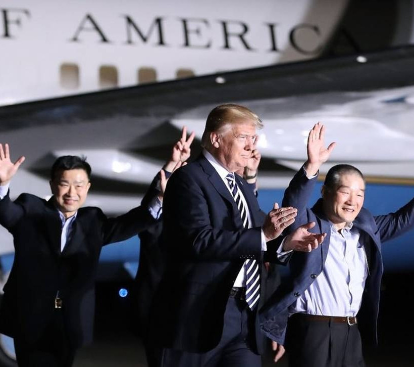 Ο Τραμπ καλωσόρισε στην πατρίδα τους τρεις Αμερικανούς που απελευθέρωσε ο Κιμ (video+pics)