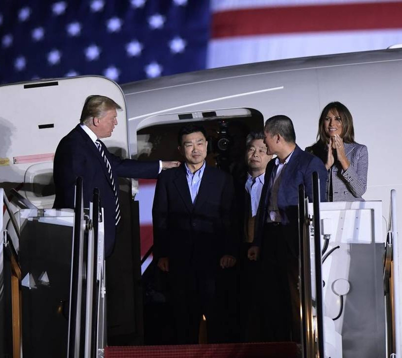 Ο Τραμπ καλωσόρισε στην πατρίδα τους τρεις Αμερικανούς που απελευθέρωσε ο Κιμ (video+pics)