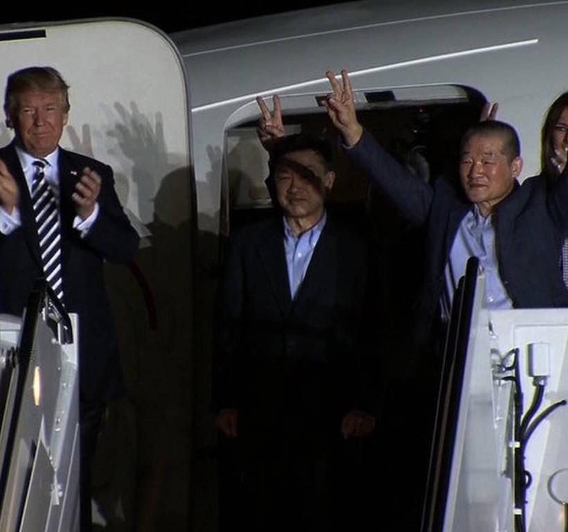 Ο Τραμπ καλωσόρισε στην πατρίδα τους τρεις Αμερικανούς που απελευθέρωσε ο Κιμ (video+pics)