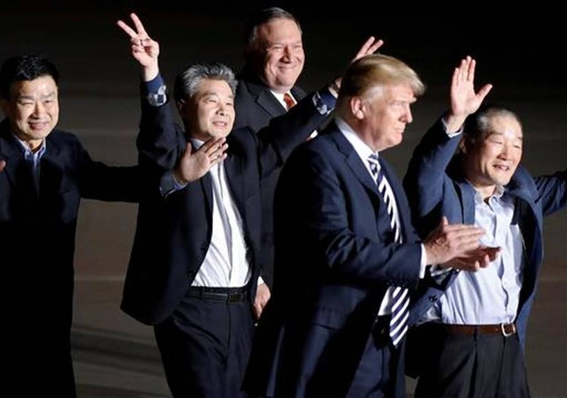 Ο Τραμπ καλωσόρισε στην πατρίδα τους τρεις Αμερικανούς που απελευθέρωσε ο Κιμ (video+pics)