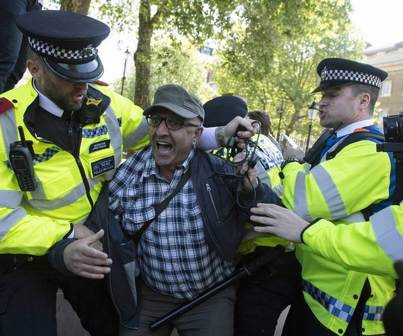 Βρετανία: Τραμπούκοι του Ερντογάν προκάλεσαν επεισόδια στο Λονδίνο (Vids+Pics)